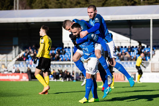 Norrbys Richard Yarsuvat jublar med Alen Krasnici och