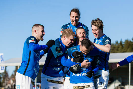 Norrbys Richard Yarsuvat (längst fram) jublar med Mehmed