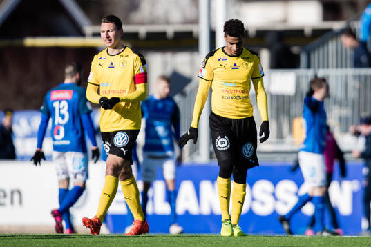 Frejs Marcus Hansson och Joseph Ceesay deppar