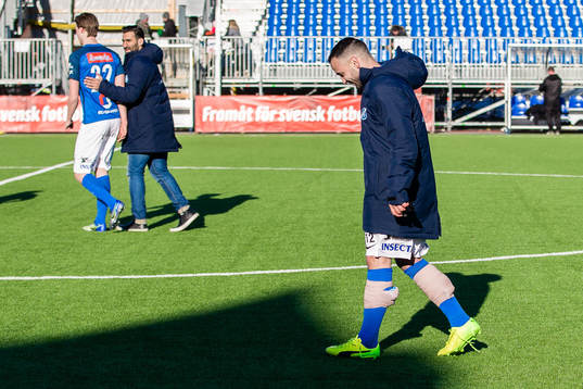 Norrbys Richard Yarsuvat med bandage över bägge vaderna