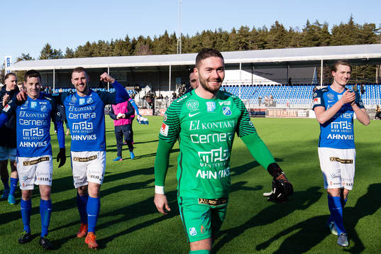 Norrbys målvakt Mergim Krasniqi jublar