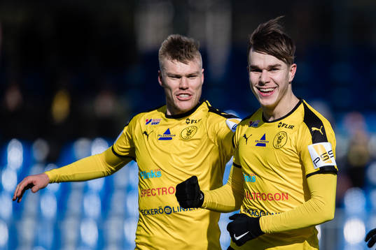 Frejs Dusan Jajic jublar med Martin Falkeborn