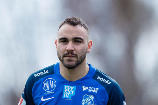 Norrbys Richard Yarsuvat innan fotbollsmatchen i Superettan