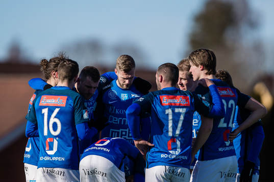 Norrbys spelare samlas i en ring