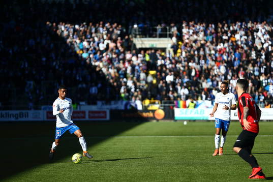 Norrköpings Ian Smith framför Norrköpings supportrar
