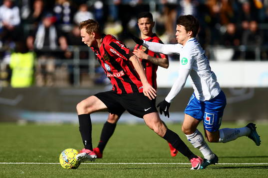 Norrköpings Simon Skrabb jagar spelare från Brommapojkarna