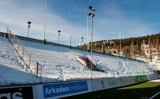 Läktare fulla med snö innan fotbollsmatchen i Allsvenskan