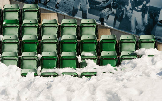 Läktare fulla med snö innan fotbollsmatchen i Allsvenskan