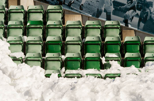Läktare fulla med snö innan fotbollsmatchen i Allsvenskan
