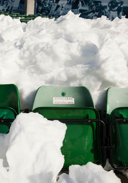 Läktare fulla med snö innan fotbollsmatchen i Allsvenskan