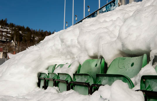 Läktare fulla med snö innan fotbollsmatchen i Allsvenskan