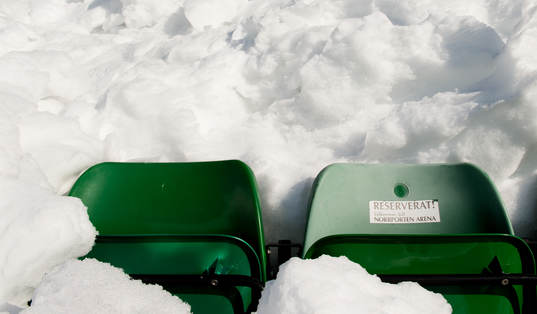 Läktare fulla med snö innan fotbollsmatchen i Allsvenskan