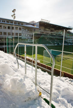 Läktare fulla med snö innan fotbollsmatchen i Allsvenskan
