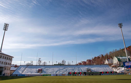 Läktare fulla med snö innan fotbollsmatchen i Allsvenskan