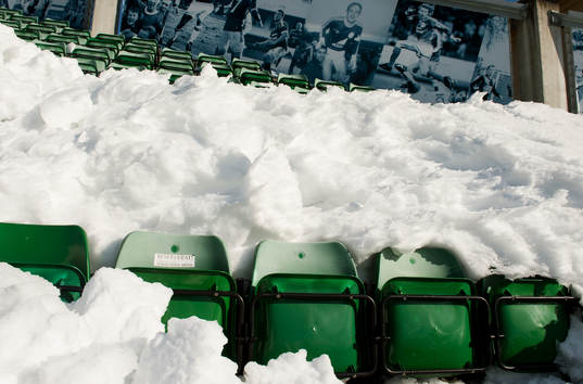 Läktare fulla med snö innan fotbollsmatchen i Allsvenskan