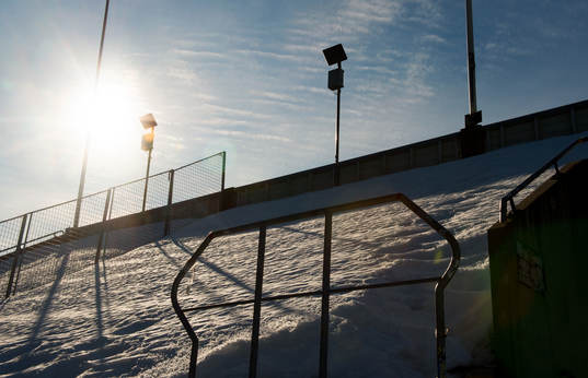 Läktare fulla med snö innan fotbollsmatchen i Allsvenskan