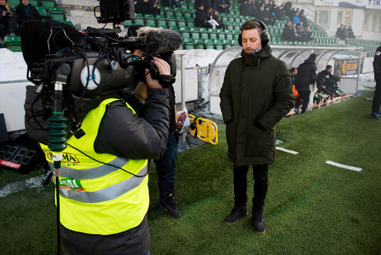 Örebros tränare Axel Kjäll blunar och är med i tv