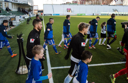 Spelarna tågar in och ena läktaren är fylld av snö