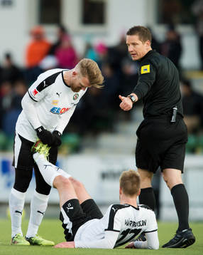 Örebros Michael Almebäck hjälper Johan Mårtensson som