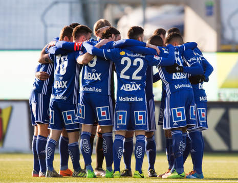 GIF Sundsvall samlar sig innan fotbollsmatchen i