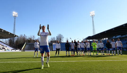 Norrköpings spelare med Kalle Holmbergjublar
