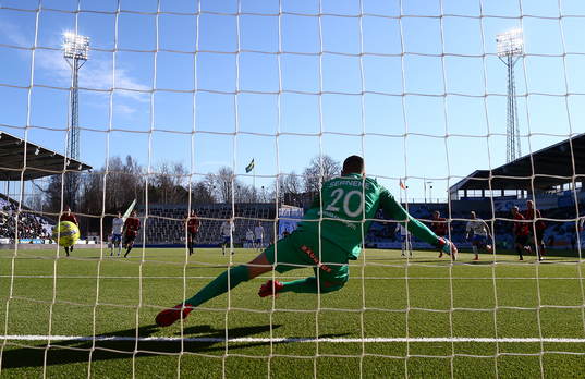 Brommapojkarnas Nikola Petric går åt fel håll