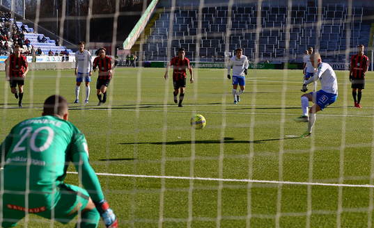 Norrköpings Kalle Holmberg gör mål 2-1 på straff