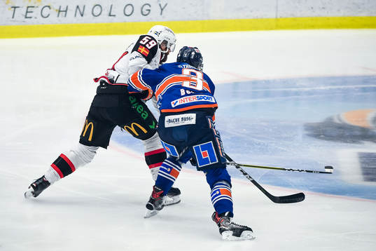 Växjös Oliver Bohm och Malmö Redhawks Anton Mylläri