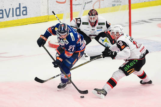 Växjös Andy Miele oroar framför Malmö Redhawks Matias