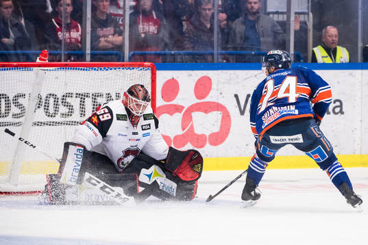 Malmö Redhawks målvakt Oscar Alsenfelt och Växjös