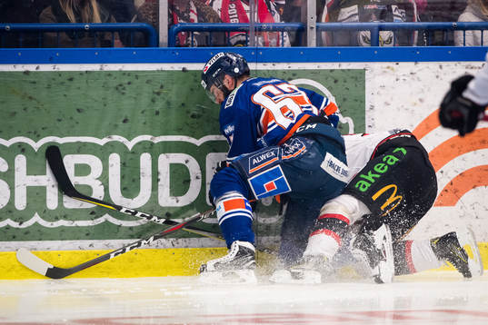Växjös Linus Fröberg och Malmö Redhawks Tobias Ekberg