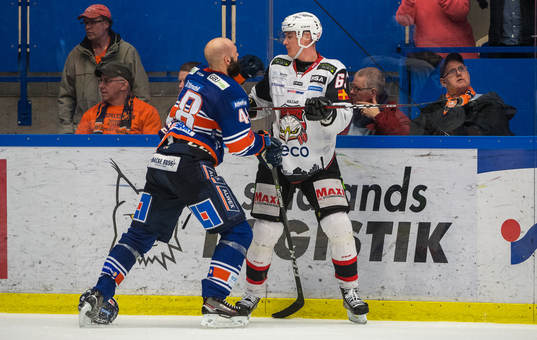 Växjös Daniel Rahimi slår till Malmö Redhawks Fredrik