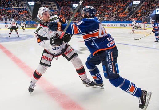 Växjös Daniel Rahimi och Malmö Redhawks Axel Wemmenborn