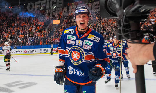 Växjös Dennis Rasmussen jublar