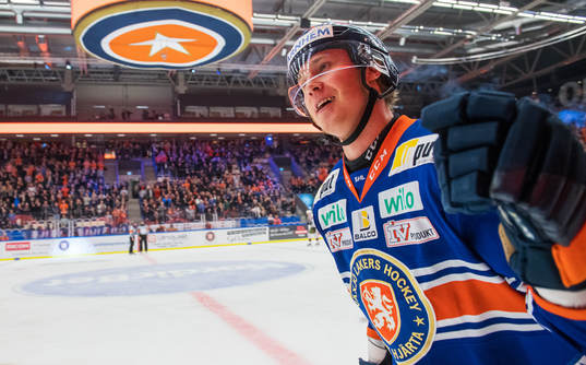 Växjös Dennis Rasmussen jublar