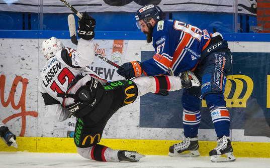 Växjös Linus Fröberg och Malmö Redhawks Matias Lassen