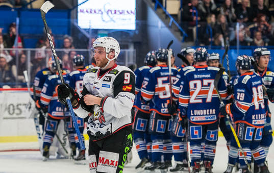 Malmö Redhawks Frederik Storm deppar medan Växjöspelarna