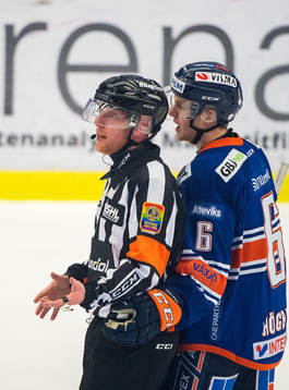 Domaren Mikael Holm och Växjös Linus Högberg