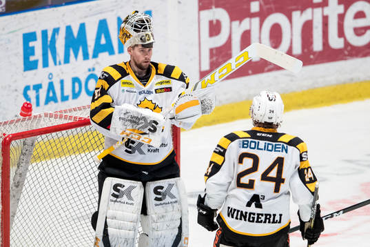 Skellefteås målvakt Joni Ortio och Andreas Wingerli deppar