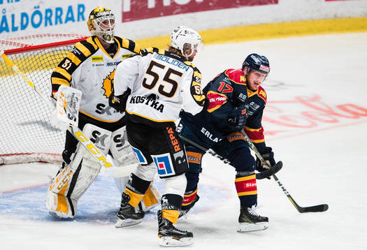 Djurgårdens Henrik Eriksson oroar framför Skellefteås