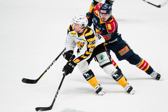Skellefteås Jesper Olofsson jagas av Djurgårdens Linus