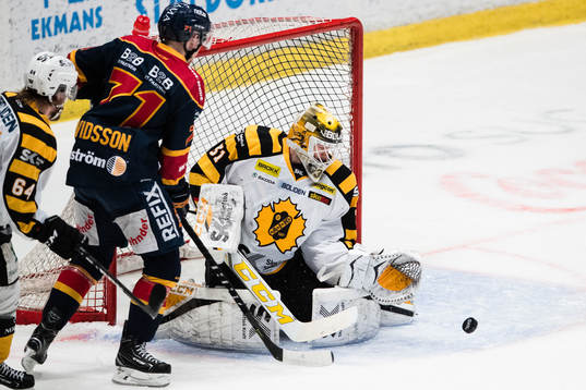 Djurgårdens Jonathan Davidsson oroar framför Skellefteås