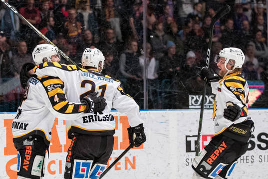 Skellefteås Jimmie Ericsson jublar med lagkamrater