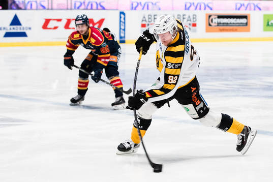 Skellefteås Jesper Olofsson med ett skott