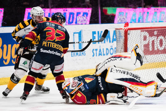 Djurgårdens målvakt Adam Reideborn blockerar pucken