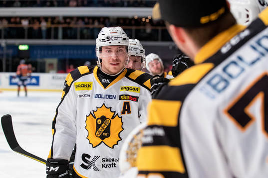 Skellefteås Pär Lindholm jublar med lagkamrater