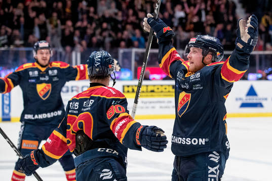 Djurgårdens Linus Hultström jublar med lagkamrater