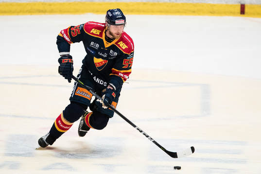 Djurgårdens Alexander Urbom med pucken