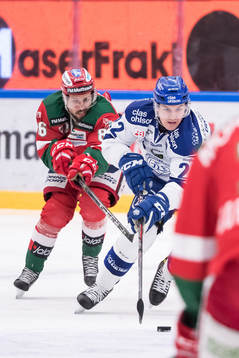 Moras Mathias Bromé jagar Leksands Martin Grönberg  i