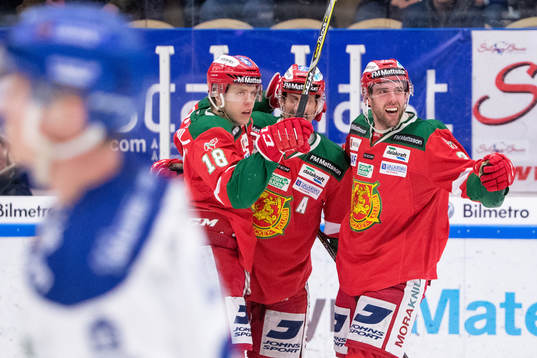 Moras Emil Aronsson jublar med lagkamrater